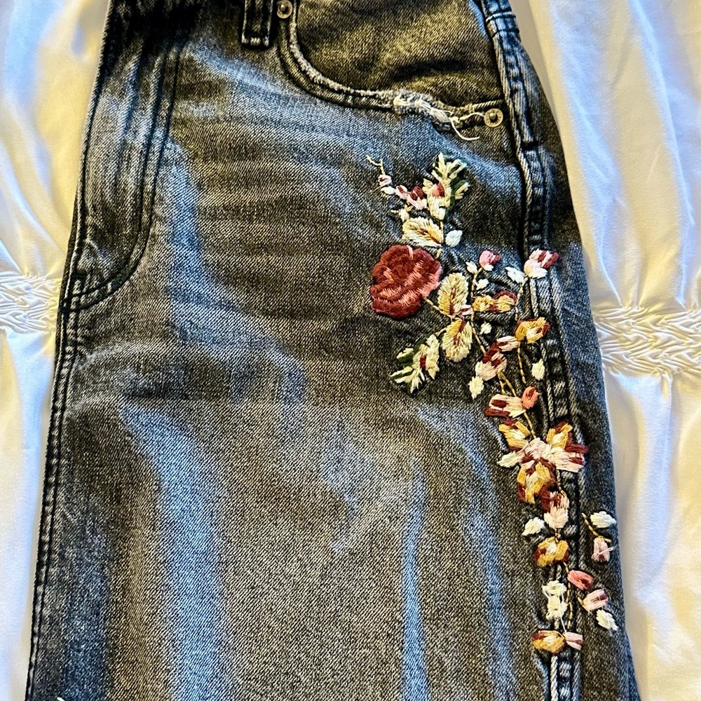 Abercrombie & Fitch Black Distressed Embroidered Denim Skirt jean mini - Picture 4 of 6
